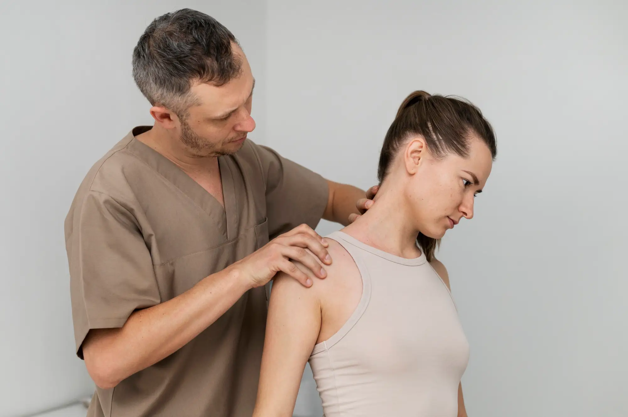 Accidental neck injury relief for 26 year old with heating therapy & Acupuncher